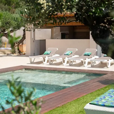 D'exception Avec Piscine - Des Filles Villa